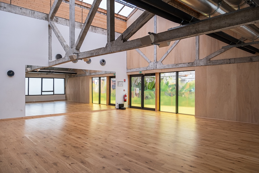 Salle Denali 100m² avec miroir
